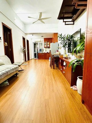 chính chủ cần bán căn 2 ngủ 64m ct6 xa la