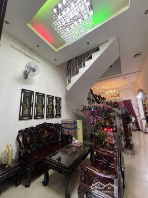 chủ đi định cư - bán nhà 3 tầng - lũy bán bích - 180m2- mặt tiền hẻm kinh doanh - xe tải thông