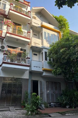 cần bán gấp, giá giảm sâu rẻ nhất liền kề ngô thì nhậm ô tô tránh 55m2, mt 5,5m chỉ hơn 16 tỷ.