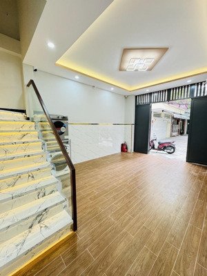 khu vip lạc long quân, quận 11, hẻm 6m, 5 tầng, 4,5x9m, chỉ 8.x tỷ. tl