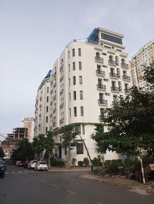 bán lô góc 2mt ngay nguyễn văn hưởng, thảo điền, quận 2. dt: 15 x 21m. xd: h- 7 tầng. giá: 59 tỷ