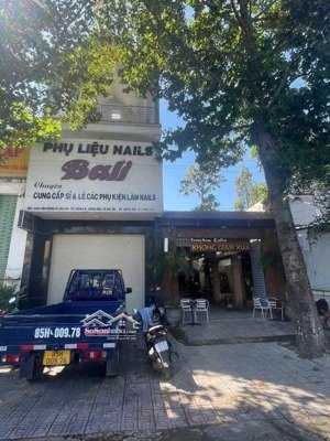 chính chủ cần bán nhà trệt 2 lầu có sân thượng. ngay sân vận động đông hòa. dt 100m. dtsd 250m