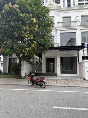 vincom rievesai - vị trí vàng - nhà đẹp - giá tốt. dt 180m , 4 tầng, mt 8m , mặt phố ,kinh doanh.