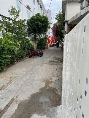 nhà gác lững mới, nội thất cao cấp. 85m2 (n:5,75m-nở hậu 6,55). ngay công an quân cẩm lệ. đường 6m