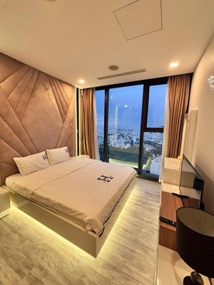 căn hộ 2pn nội thất decor đẹp, ban công rất dài rộng, view thành phố thoáng mát lh : 