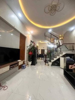 có 102! phố hào nam, thoáng trước sau, ngõ nông, gần ô tô, nhà mới dân xây, dt 43m2 * 5 tầng