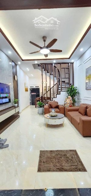 chính chủ bán nhà hoàng mai 36,6m2, 5 tầng, giá 6,98 tỷ, gần công viên hồ đền lừ, cách o to 40m