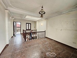 nhà đẹp nguyễn chí thanh - đống đa. dt 45m. 5 tầng. mt 4.2m. giá 15.68 tỷ (còn thương lượng)