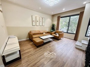 nguyễn văn cừ long biên.dt: 52m2 x 4t.mt:5m.thang máy,gara, full nt..sđcc.. giá 11,99 tỷ