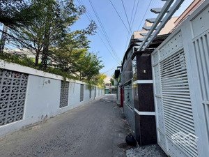 [ nhà 3 tầng nguyễn biểu_ hẻm ô tô rộng 5m ] ** cách biển hòn chồng : 700m ** giá : 7,4 tỷ