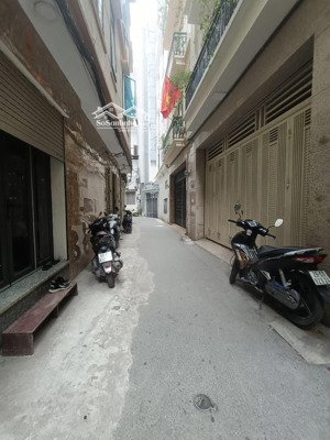 bán nhà phố quan nhân 35m2 xây 5 tầng mặt ngõ rộng cách 3 nhà ra mặt phố giá bán 8,1 tỷ.