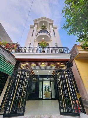 chào bán nhà 3 tầng mặt tiền đường lê văn thịnh (sát biển) đứng trước nhà nhìn thấy biển