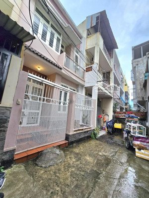 nhà ngay cạnh ga metro thảo điền. 5pn 3wc. vị trí đắc địa tiềm năng cho thuê cực lớn. giá hiếm có