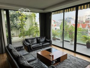 biệt thự lô góc phố trần thái tông, kđt cầu giấy. dt 236m, mt 14m. sân vườn, hầm ô tô _ sang trọng