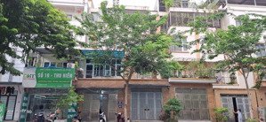 cần bán nhà mặt phố , nhà 4 tầng, dt70m2, đường trước nhà 30m, kinh doanh sầm uất