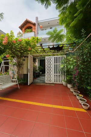 chủ cần tiền nhờ bán gấp nhà 3 tầng sát biển chưa qua đầu tư