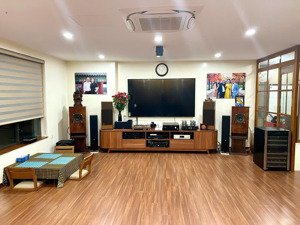 em cần bán gấp căn góc 3 ngủ chung cư liễu giai tower giá 9,x tỷ. 