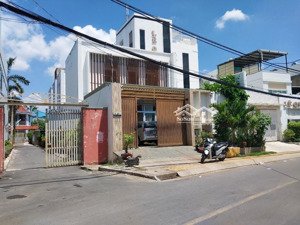 sốc nhất hôm nay biệt thự mặt tiền hóc môn 10x38, 3 tầng. cắt lỗ 5.5 tỷ bán gấp định cư, chỉ 13 tỷ