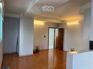 bán căn góc 1pn lầu trung giá 2,35tỷ thương lượng. nhà lót sàn gỗ thoáng mát .