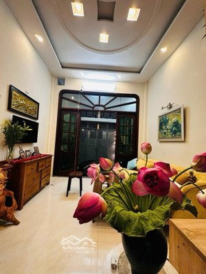 siêu vip . bán nhà phố giảng võ diện tích 48m - 4 tầng - mt 3,8m giá 12,8tỷ . khu vực trung tâm .