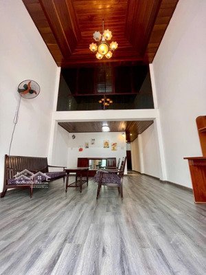 cần bán nhà 3 tầng diện tích đất 100m2 . sau lưng nhà mặt tiền cù chính lan