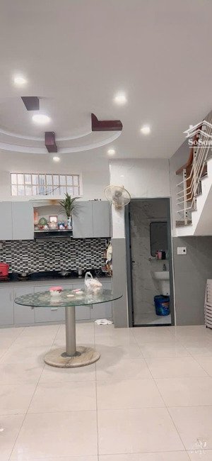 cho thuê nhà nguyên căn, trung tâm thành phố, gần cầu rồng.