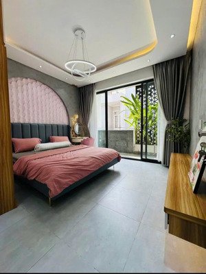 bán căn nhà đường 6m cao thắng - q3. giá 4tỷ800. đang cho thuê 35tr. cách đường điện biên phủ 160m