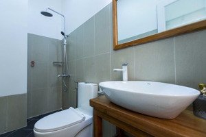 nhà chdv 9 phòng + thang máy, hẻm xe hơi q1. thẩm định ngân hàng 19.6 tỷ, giá chào 20 tỷ, tl nhanh