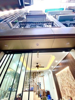 nhà đẹp - đường láng - 40m - 5 tầng - mặt tiền 4m - full nội thất - trung tâm đống đa. giá 10.4 tỷ.