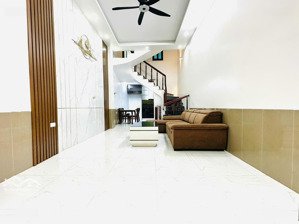 nhà 3,5 tầng phố sầm uất, giao thông thuận tiện, tiện ích xung quanh đầy đủ