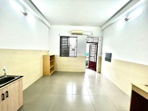 phòng ban công lớn gần đầm sen, rộng 25m2 liên hệ chính chủ. nhận cọc giữ đến 1/9/2025