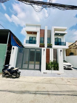 bán nhà 1trệt1lầu sổ thổ cư 5x25 sân oto 7 chỗ cách y học cổ truyền 300m gia 4,6tỷ lh 