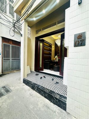 nhà đẹp ở ngay. cầu giâý, full nội thất. vài bước ra phố. 30m - 4 tầng - mt 4m - 8.5 tỷ