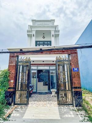 Nhà trệt lầu có sân đậu ô tô, gần chợ An Bình và đại học FPT Cần Thơ