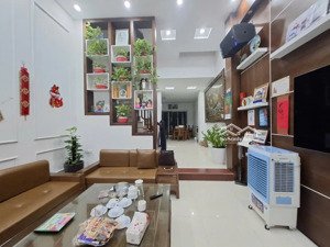 nhà đẹp cầu giấy -vị trí trung tâm -5 tầng dân xây ccmini-nội thất đầy đủ-giá nhỉnh 12 tỷ