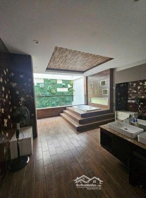 nhà mt núi thành p.13 tân bình hầm 5 tầng, ngang 5m, dt sàn 450m2. nhà còn mới cứng