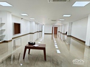 cho thuê mặt bằng ngô gia tự dt: 150m2 thông sàn , cầu thang máy, tầng hầm để xe