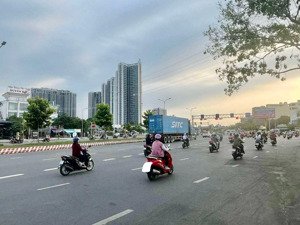 mt nguyễn văn linh, có sân đậu oto, nhà 102m2 ngang 7.3m xây dc 8 tầng.