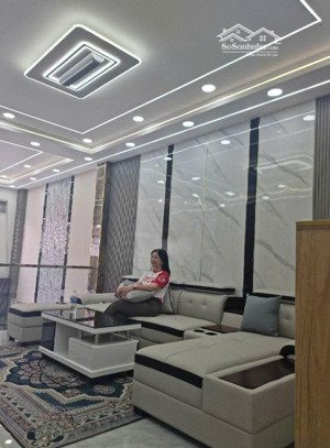 nhà đẹp 1 trệt + 1 lửng + 3 lầu + sân thượng trước sau