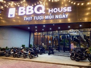 cho thuê nhà mặt phố hoàng cầu. diện tích 200m2, mặt tiền 8m.