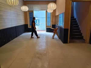 cho thuê mặt bằng kinh doanh phố linh lang 82m2 x 4t, mặt tiền gần 5m, phù hợp làm nhà hàng nhật