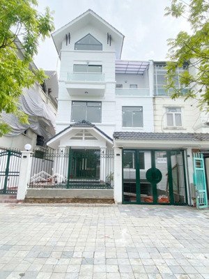 cho thuê bt mặt đường kđt dương nội, dt 220m2, 4 tầng 1 hầm, ô tô đỗ cửa. kinh doanh + vp đẹp