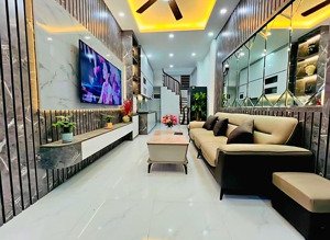 bán gấp căn nhà 45m2 trung tâm thạch bàn, long biên, giá ưu đãi 5,8 tỷ ô tô đỗ cổng, hàng xóm aeon