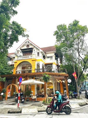 cho thuê nhà phố dịch vọng hậu, diện tích: 110m2x4tầng , có sân vườn, ưu tiên mô hình sạch sẽ