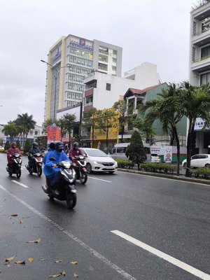 cho thuê nhà mặt tiền 2 tháng 9 . ngay cầu rồng . 5 tầng