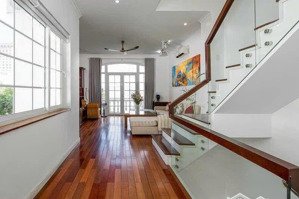 chủ nhờ bán giúp: mặt tiền: nhà 3 tầng lê thước. dt: 90 m2 - ngang 5 m. cách biển 2 phút