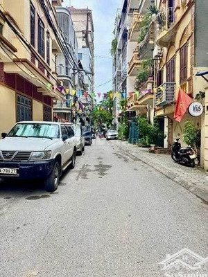 cần bán nhà phố lạc long quân, tây hồ. dt 65m2 x 5t, mt 4,5m. đường ô tô tránh nhau, cách mp 10m.