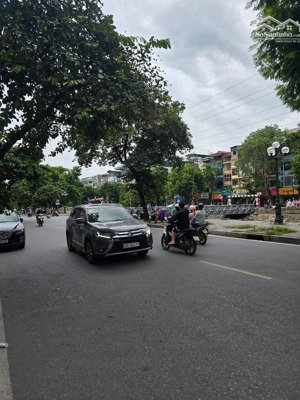 kim ngưu - hai bà trưng. nhà đẹp mặt phố vỉa hè rộng kinh doanh đỉnh.vị trí đắc địa,chủ cần bán gấp