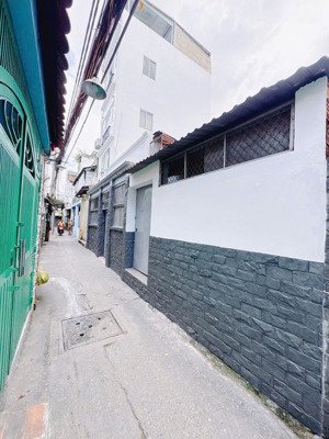 bán nhà nát c4 tiện xây mới 110m2 dt 10*12 hàng hiếm q4 làm chdv giá chỉ 7 tỉ tl sổ riêng gần chợ