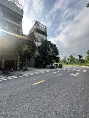 bán lô đất vip hồ đắp nếp tư đình long biên view cực đẹp ra công viên